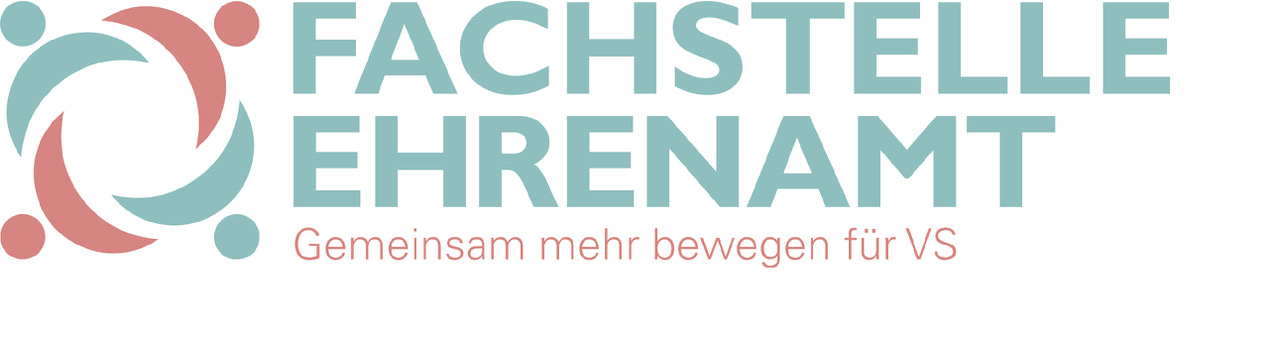 Logo der Fachstelle Ehrenamt: kreisförmiges Motiv aus vier stilisierten Figuren in Türkis und Koralle, daneben Schriftzug "FACHSTELLE EHRENAMT" und Slogan "Gemeinsam mehr bewegen für VS".