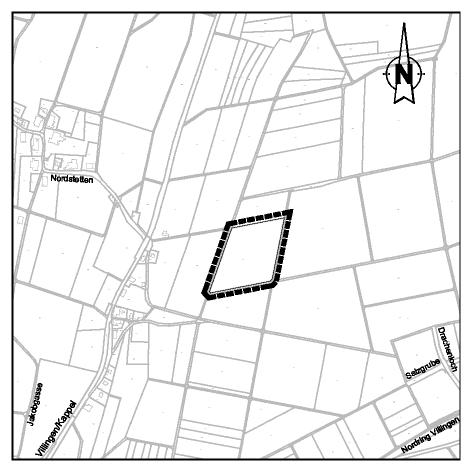 Schwarz-weißer Kartenausschnitt von Feldern; zentral ein schräg stehendes, dick gestricheltes Viereck hebt ein markiertes Gelände hervor. Nordpfeil oben rechts zur Orientierung.