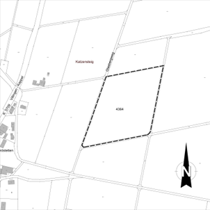 Schwarz-weiße Karte: hervorgehobenes, gestrichelt umrandetes Flurstück Nr. 4364 inmitten landwirtschaftlicher Parzellen, nahe Ortsrand und Weg „Katzensteig“; Nordpfeil rechts unten.