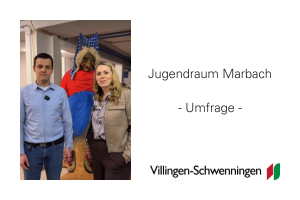 Zwei Erwachsene stehen in einem Innenraum neben einer überlebensgroßen, bunt verkleideten Figur; es wird auf die Umfrage zum Jugendraum Marbach hingewiesen.