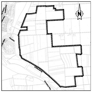 Schwarz-weiße Karte mit einem unregelmäßig geformten Gebiet, das durch eine dicke, gestrichelte Linie umgrenzt ist; innerhhalb sind Feldparzellen erkennbar; Nordpfeil oben rechts.