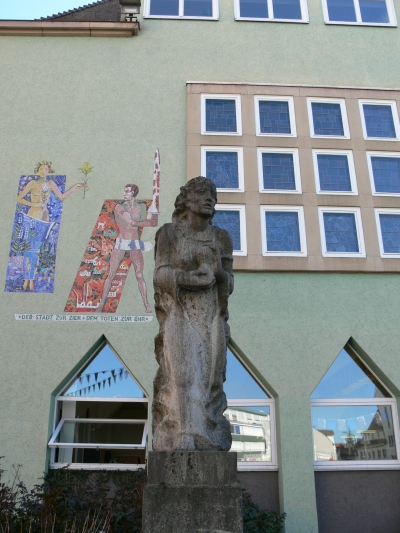 Steinskulptur von Johann Wilhelm Fehrle am Rathaus Schwenningen
