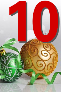 Große rote Zahl „10“ über zwei Weihnachtskugeln: eine grün mit weißem Muster und Schleife, eine gold mit glitzernden Spiralornamenten.