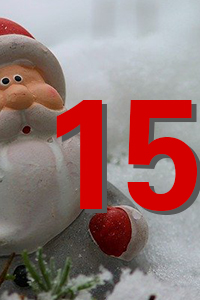 Weihnachtsmannfigur aus Porzellan im Schnee, überlagert von großer roter Zahl „15“ – Advents-/Kalendermotiv.