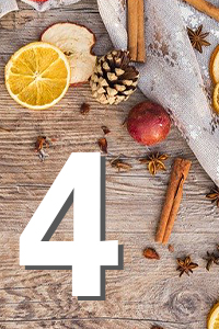 Holzoberfläche mit weihnachtlicher Dekoration: Orangenscheiben, Apfel, Zimtstangen, Sternanis, Nelken, Zapfen und Leinenstoff, darüber große weiße Zahl "4".