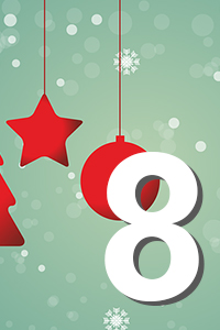 Weihnachtliche Szene mit hängenden roten Dekorationen (Tannenbaum, Stern, Kugel) und großer weißer Zahl 8 vor grünem, schneeflocken- und Lichtpunkt-bestreutem Hintergrund.