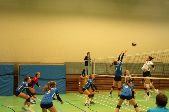 zwei Volleyballmannschaften in einem Spiel gegeneinander