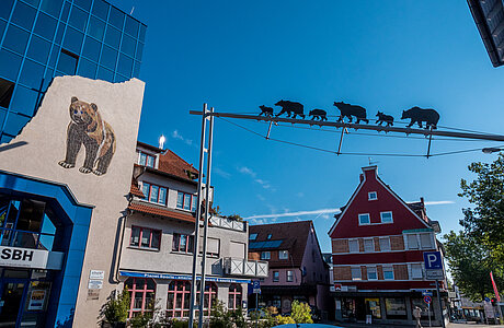 über die Villinger Straße im Stadtbezirk Schwenningen laufen fünf Bären als Kunstwerk über die Straße