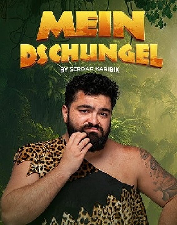 Mann mit Bart hält ein Schachbrett mit Figuren in den Händen. Titel: Mein Dschungel by Serdar Karibik. (KI generiert)