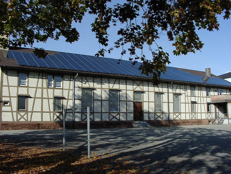 Auf kommunalen Dächern sind mehr als 1.000 kWp an Solarleistung installiert. Im Bild sieht man eine 28 kWp große PV-Anlage auf dem Dach der Bürkturnhalle in Schwenningen.