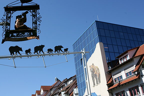 Schwenninger Bären über die Villinger Straße im Stadtbezirk Schwenningen laufen fünf Bären als Kunstwerk über die Straße