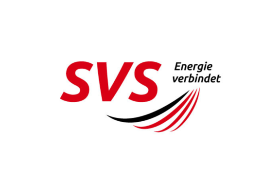 Logo der SVS mit dem Slogan "Energie verbindet". Die Buchstaben „SVS“ sind in Rot gestaltet, während der Slogan in Schwarz geschrieben ist. Das Design beinhaltet geschwungene, dynamische Linien in Rot und Schwarz, die Bewegung und Energie symbolisieren.