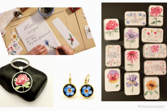 Collage handgemalter Blumenmotive: Hände beschriften eine Grußkarte mit floralem Lesezeichen, rechts mehrere bemalte Blechdosen mit Aquarellblumen, unten ein Rosen-Anhänger und Ohrhänger mit blauen Blüten.