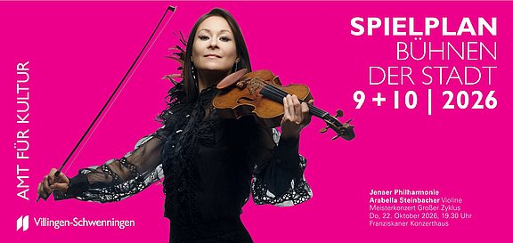 Porträt einer Violinistin in schwarzer Kleidung mit erhobener Geige und Bogen vor pinkem Hintergrund; Schriftzug: "Spielplan Bühnen der Stadt 9+10 | 2026".