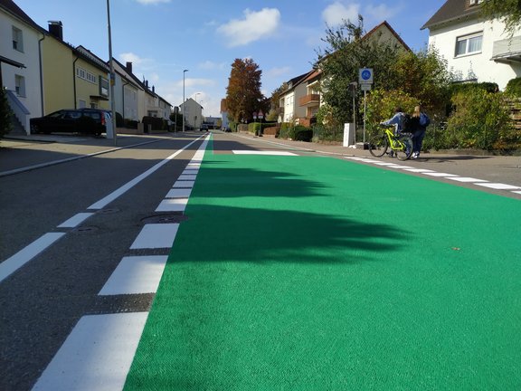 Grün eingefärbter Fahrradstreifen auf einer Straße