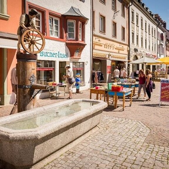 Blick auf Radmacher-Brunnen in der Innenstadt Villingen.