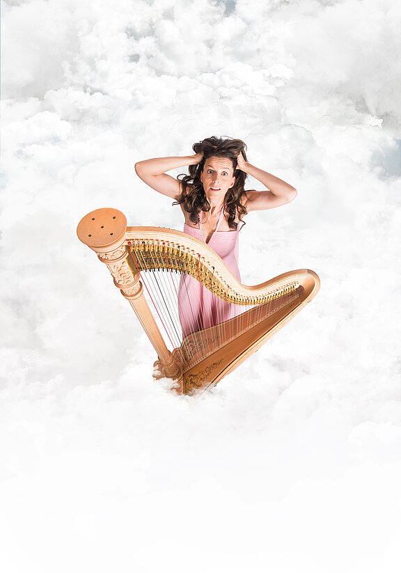 Frau in rosa Kleid steht überrascht zwischen Wolken, greift sich ans Haar; große Harfe vor ihr, als schwebe sie himmelwärts.
