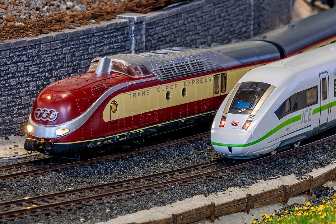Ein alter TEE und ein moderner ICE bei der Parallelfahrt.