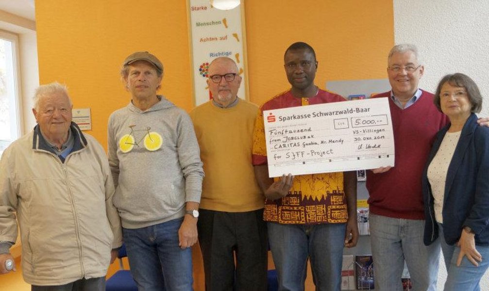 Im Oktober 2019 hat der Jobclub-VS Spenden in Höhe von 5.000 Euro für das katholische Entwicklungsbüro der Caritas Gambia gesammelt.
