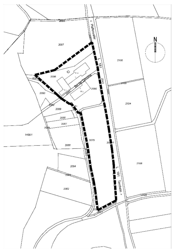 Schwarzweiß-Katasterplan: Ein längliches Grundstück mit markierter Umgrenzung entlang der Landesstraße L 181. Im oberen Bereich zwei Gebäudekonturen, angrenzende Felder und Parzellen; Nordpfeil oben rechts.