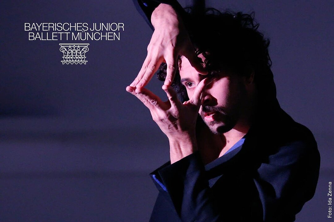 Zwei Tänzer in schwarzer Kleidung führen eine akrobatische Hebebühne im Ballett auf. (KI generiert)
