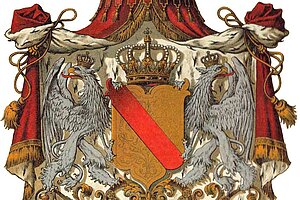 Prächtiges Wappen: roter Prunkmantel mit goldener Krone, zwei silberne Adler als Schildhalter, zentraler goldener Schild mit rotem Schrägband, verziert mit Kordeln und Ordensketten.
