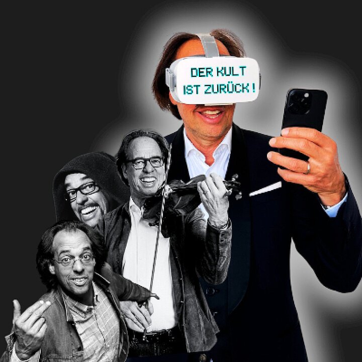 Vier Personen in Kostümen posieren lachend vor einem Mikrofon. Text: 'Der Kult ist zurück!' (KI generiert)