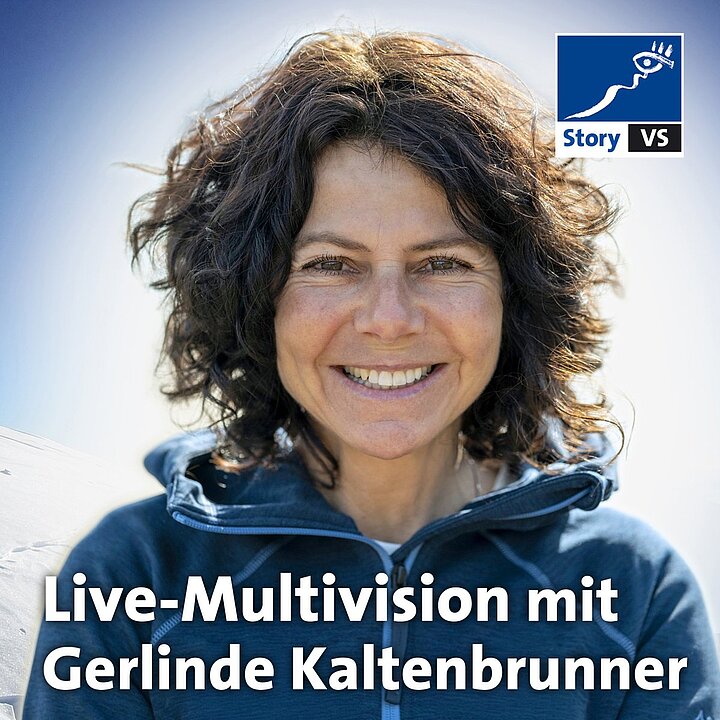 Porträt von Gerlinde Kaltenbrunner mit blauer Jacke und Lächeln vor blauem Hintergrund. (KI generiert)