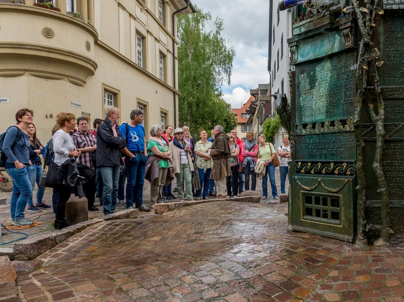Bei keiner Stadtführung darf unser Münsterbrunnen, welcher Geschichten aus der Stadt erzählt, fehlen.