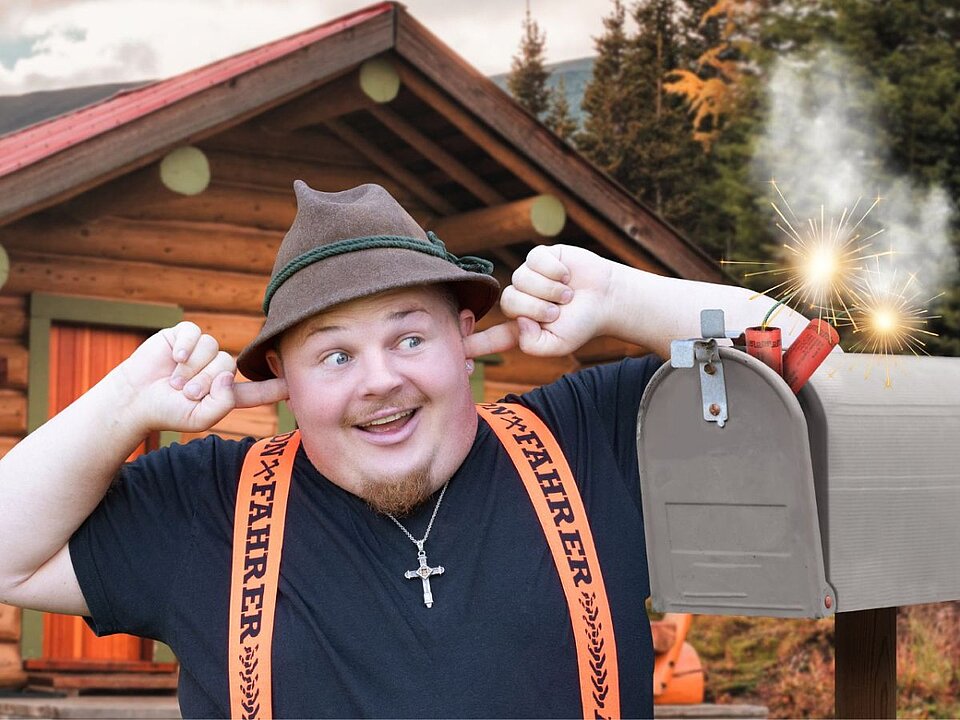Lächelnder Mann mit Cowboyhut hält ein Fernglas und steht vor Holzhaus. (KI generiert)