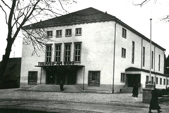 Das Theater am Ring vor dem Umbau, Schwarz-Weiß-Fotografie.