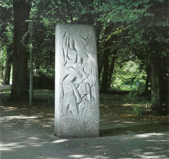 Kalkstein vom Künstler Willi Dorn in den Ringanlagen in Villingen