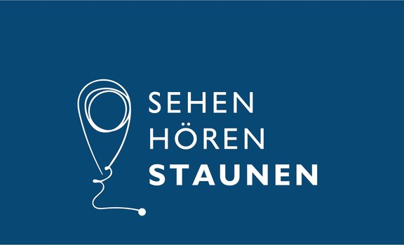 Logo mit stilisiertem Ohrhörerkabel, das ein Profil zeichnet, daneben der Schriftzug "SEHEN HÖREN STAUNEN".