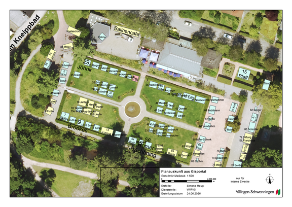 Luftbild eines Veranstaltungsplans: rechteckige Rasenfläche mit zentralem Kreisbrunnen, umgeben von nummerierten Marktständen in Reihen, querenden Wegen und Gebäuden (u. a. Salinencafé) am oberen Bildrand; Park- und Zufahrtsbereiche erkennbar.