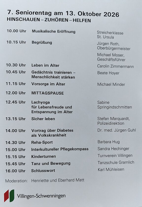 Programmblatt: 7. Seniorentag, 13. Oktober 2026. Motto „HINSCHAUEN – ZUHÖREN – HELFEN“. Tagesablauf mit Uhrzeiten: musikalische Eröffnung, Begrüßung, Leben und Vorsorge im Alter, Gedächtnistraining, Mittagspause, Lachyoga, Diabetes-Vortrag, Reha-Sport, interkultureller Pflegekompass, Kindersport, Tanz/Bewegung und Schlusswort.