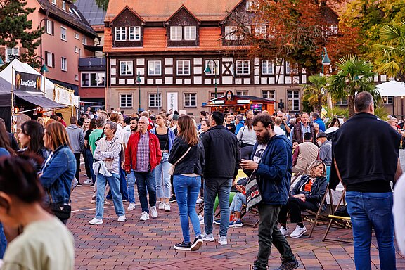 Street Food Festival Zahlreiche Menschen schlendern über den Schwenninger Muslenplatz.