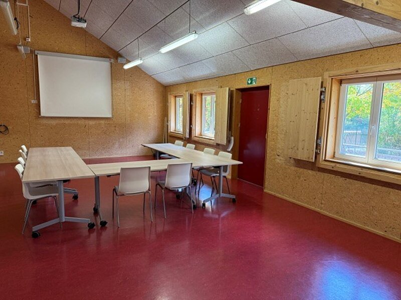 Konferenzraum mit Leinwand und Beamer