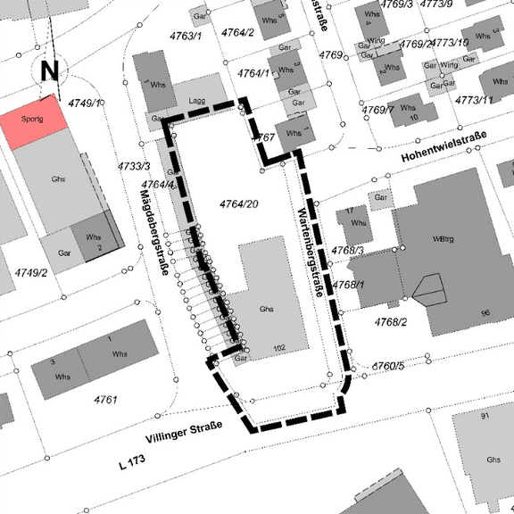 Der Bildinhalt zeigt einen Stadtplan mit verschiedenen Gebäuden, Straßen und Grundstücksnummern. Die Umrisse eines bestimmten Grundstücks sind mit einer dicken schwarzen Linie hervorgehoben. Wichtige Straßen in der Umgebung sind die Wartenbergstraße, Mägdebergstraße und Villinger Straße.