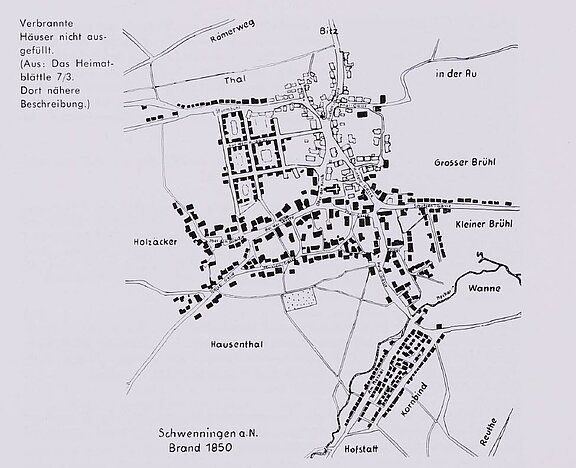 Schwarz-weiße Karte von Schwenningen a.N. nach dem Brand 1950, zeigt Straßen, Quartiere und Gebäudesymbole; verbrannte Häuser sind ausgespart (nicht ausgefüllt) dargestellt.