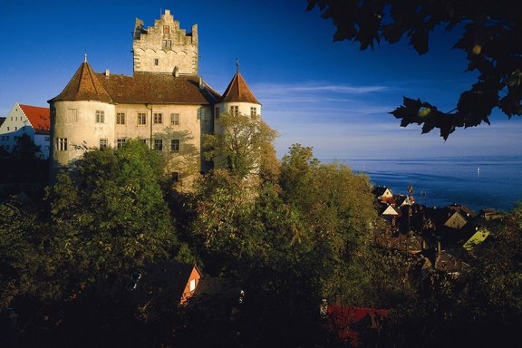 Die Burg Meersburg in der blauen Stunde