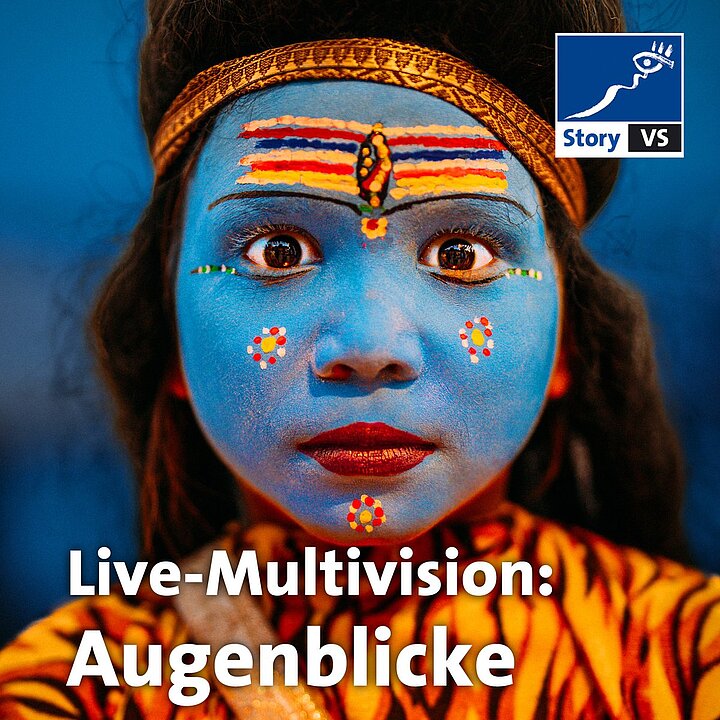 Clown mit bunter Perücke und Make-up, lachend vor Publikum. (KI generiert)