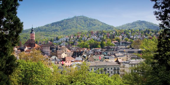 Baden-Baden von oben fotografiert mit einem Berg im Hintergrund