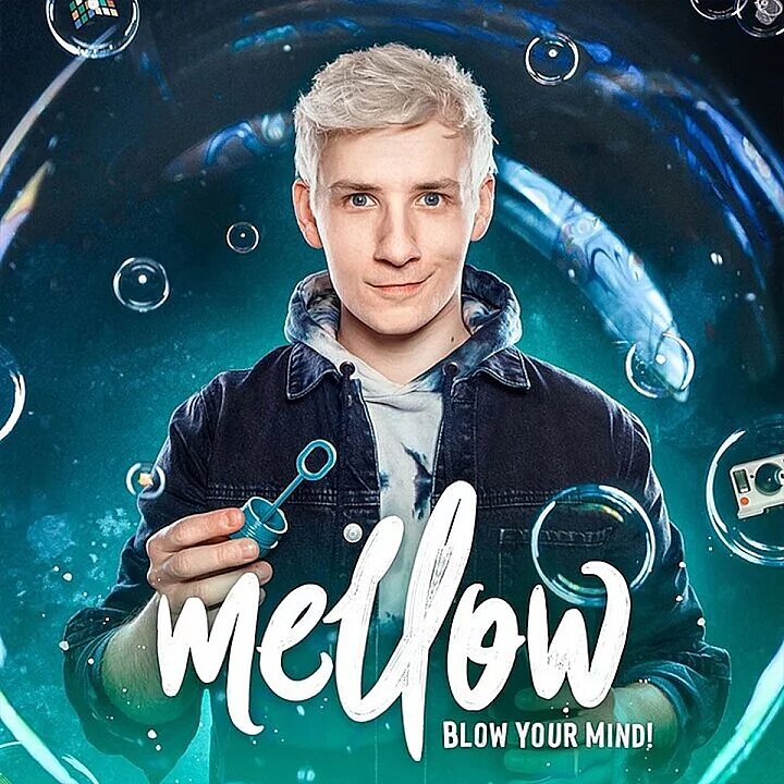 Marlow mit Gitarre vor blauem Hintergrund, Text 'Marlow BLOW YOUR MIND!' (KI generiert)