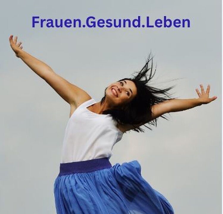 Frau in weißem T-Shirt und blauer Hose macht Yoga-Übung mit erhobenen Armen. (KI generiert)