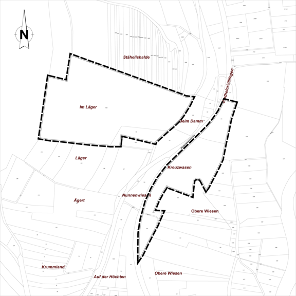 Kartenskizze mit Norden‑Pfeil, zwei gestrichelt umrandeten Flächen entlang eines zentralen Gewässers und Wegs; Flurnamen sichtbar: Stähelshalde, Im Läger, Beim Damm, Kreuzwasen, Obere Wiesen.