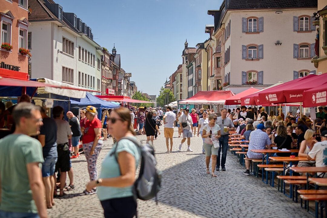 Besucher auf dem Latscharifest