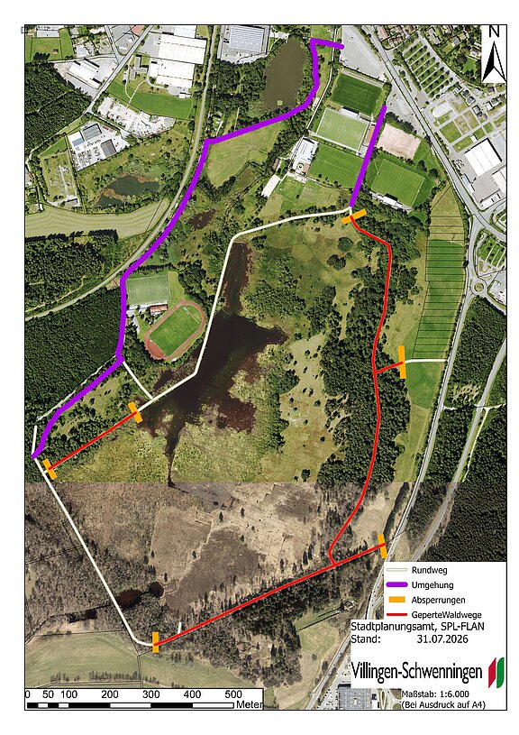 Luftbild eines Park- und Feuchtgebietes mit Teich, Wiesen und Wald. Markierte Wege: roter Rundweg, violette Umgehung, orange Sperrstellen; Legende und Nordpfeil. Beschriftung: Villingen‑Schwenningen, Stadtplanungsamt.