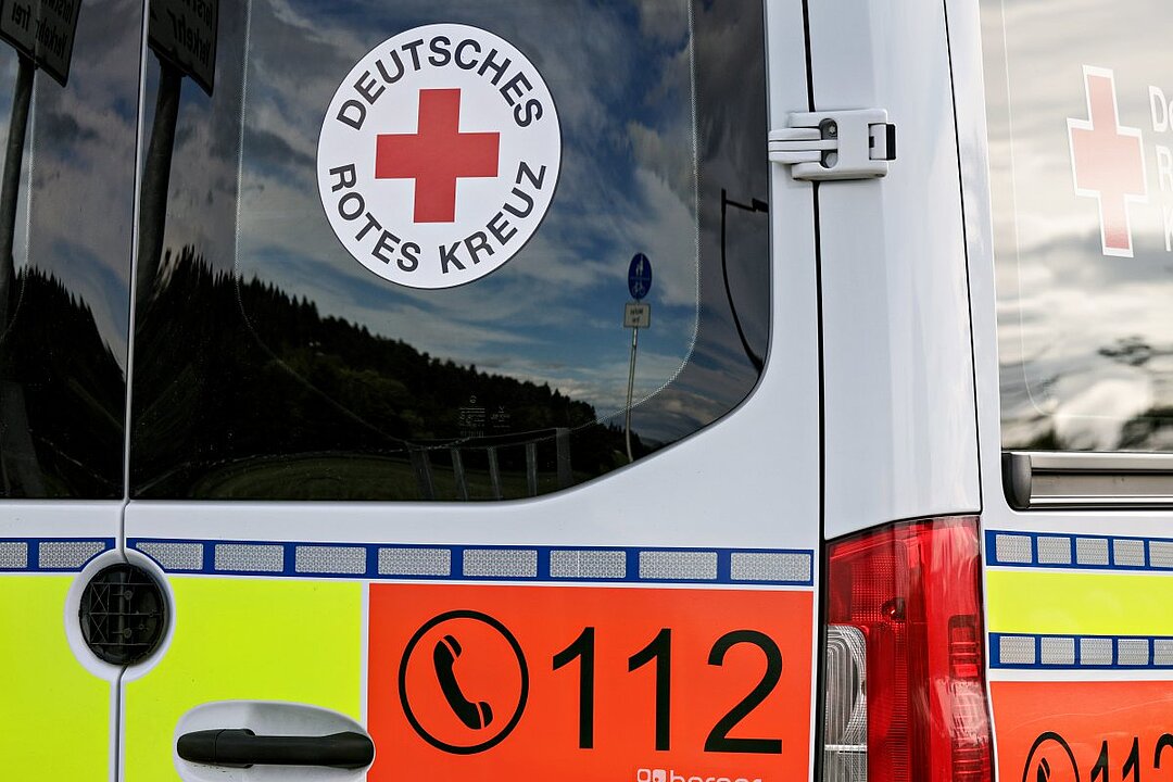 Deutsches Rotes Kreuz Notruf-Schild mit 112 und Kreuz auf rot-weißem Hintergrund. (KI generiert)