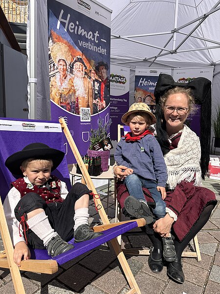 Die Trachtenkinder fühlten sich am Stand von Villingen-Schwenningen schon pudelwohl.