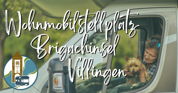 Werbebild für den Wohnmobilstellplatz „Brigachinsel Villingen“ mit großem Schriftzug; Blick aus dem Wohnmobilfenster, eine Person hält einen kleinen Hund.
